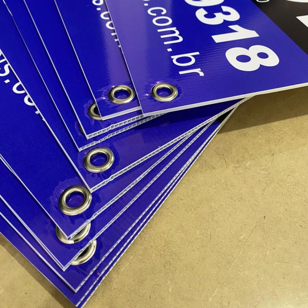 Placas em Polionda com ilhós reforçado