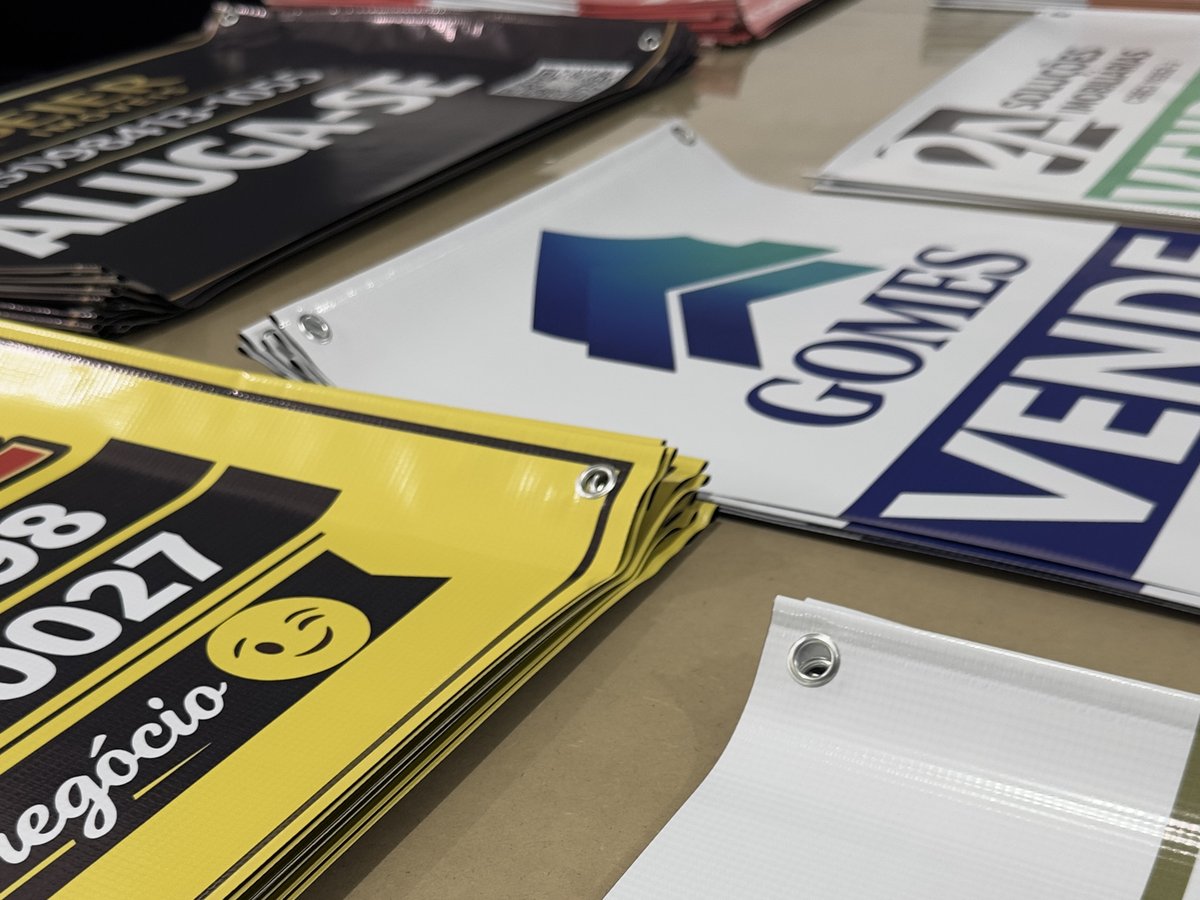 Placas imobiliárias produzidas saindo para entrega